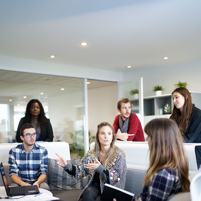 Team im Gespräch in einem hellen Büro